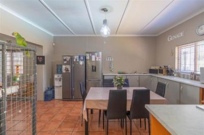 4 Bedroom House in Worcester and surrounds-8