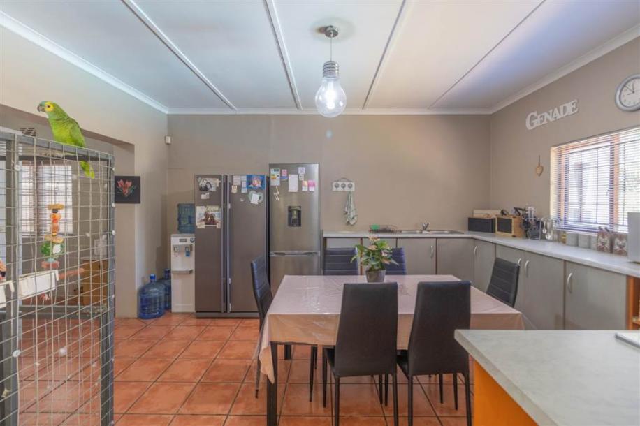 4 Bedroom House in Worcester and surrounds-8