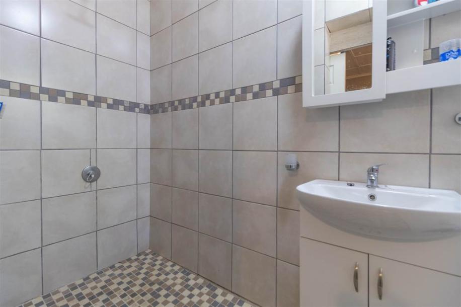 4 Bedroom House in Worcester and surrounds-6