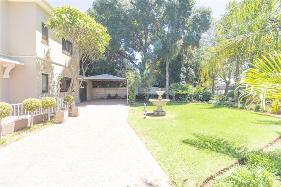 4 Bedroom House in Worcester and surrounds-3