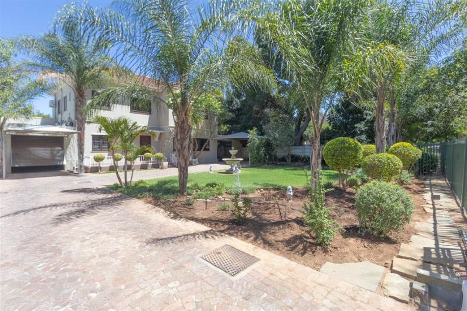 4 Bedroom House in Worcester and surrounds-18