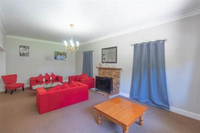 4 Bedroom House in Worcester and surrounds-17