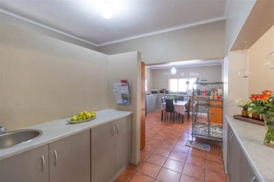 4 Bedroom House in Worcester and surrounds-15