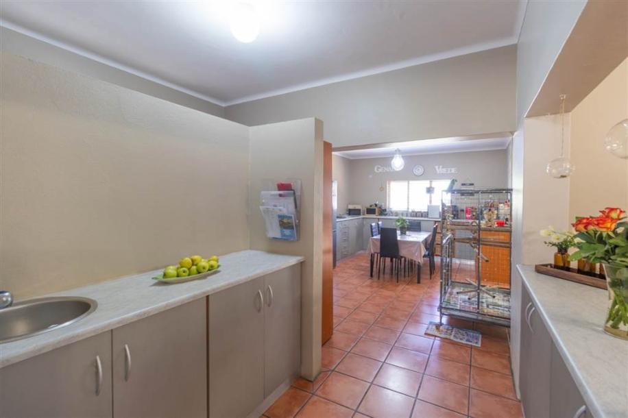 4 Bedroom House in Worcester and surrounds-15