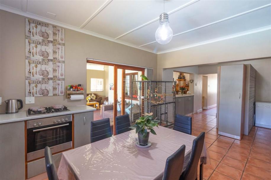 4 Bedroom House in Worcester and surrounds-12