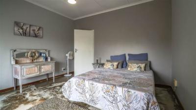 4 Bedroom House in Calitzdorp-10