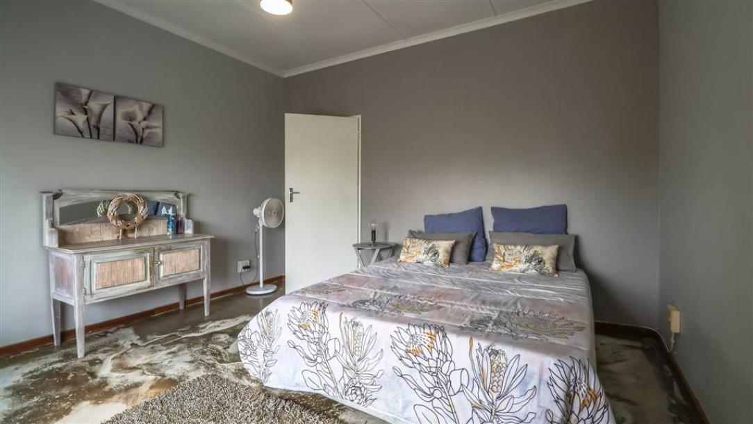 4 Bedroom House in Calitzdorp-10