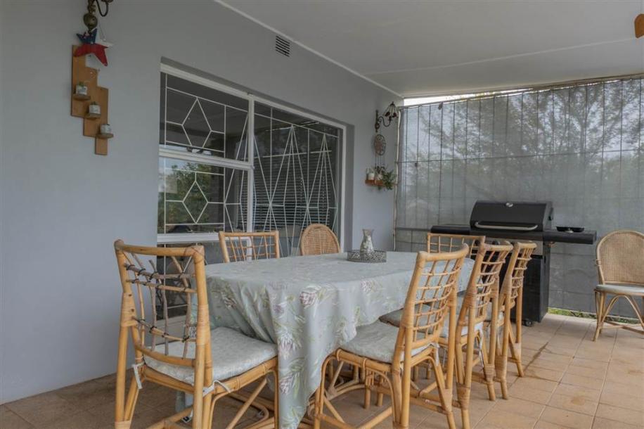 4 Bedroom House in Calitzdorp-12