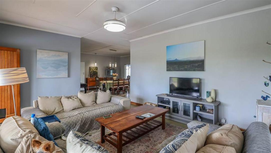 4 Bedroom House in Calitzdorp-5