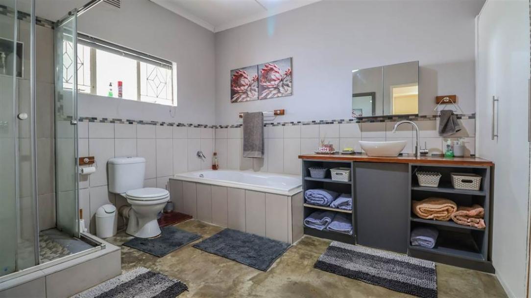 4 Bedroom House in Calitzdorp-9