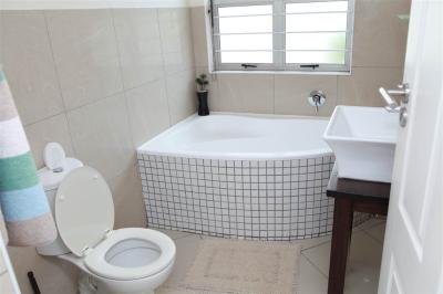 2 Bedroom Apartment in Margate-1