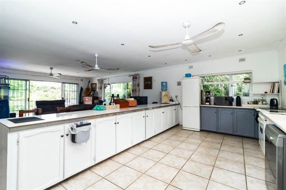 7.5 Bedroom House in Leisure Bay-11