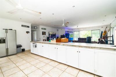 7.5 Bedroom House in Leisure Bay-12