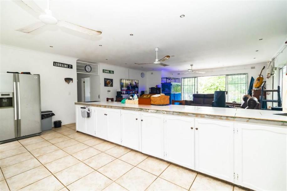 7.5 Bedroom House in Leisure Bay-12