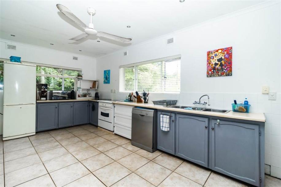 7.5 Bedroom House in Leisure Bay-14