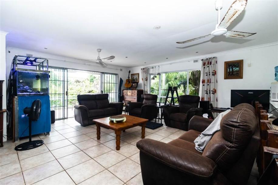 7.5 Bedroom House in Leisure Bay-16