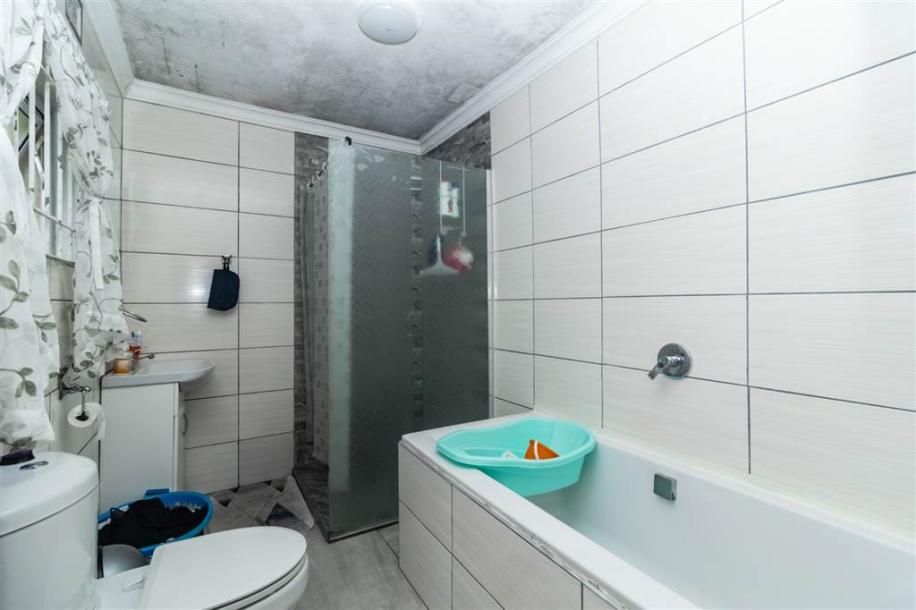 7.5 Bedroom House in Leisure Bay-19