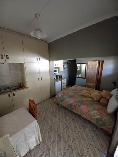 Bachelor apartment in Heather Park