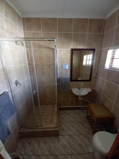 Bachelor apartment in Heather Park-2