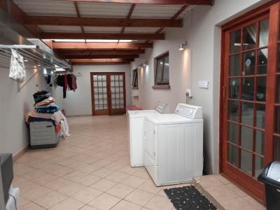 Bachelor apartment in Heather Park-4