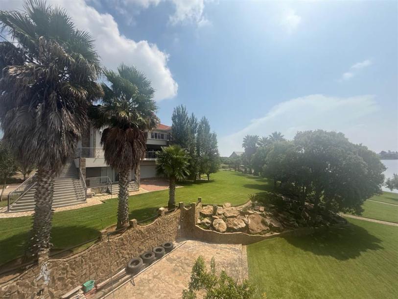 6 Bedroom House in Vaal Dam-13