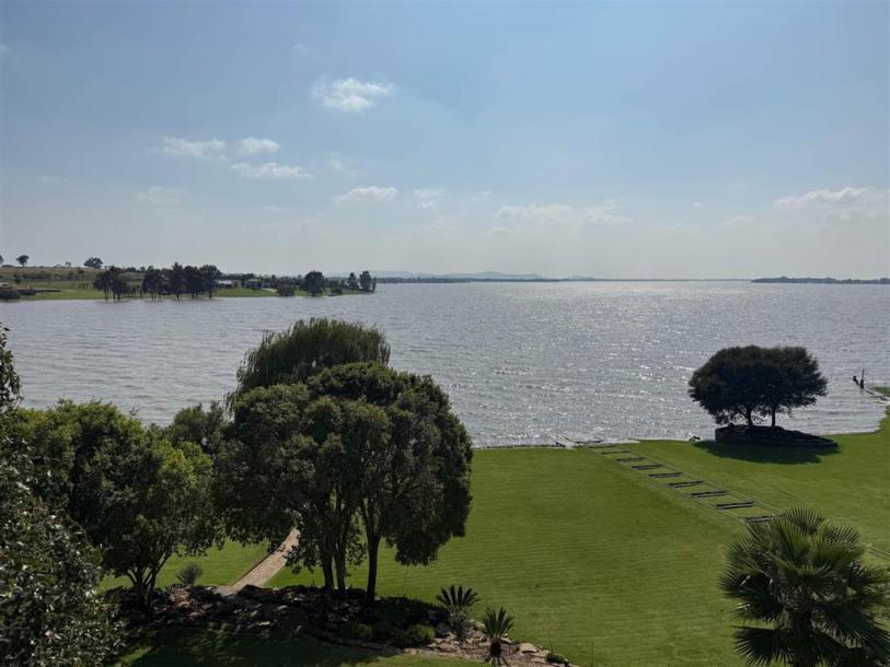 6 Bedroom House in Vaal Dam-5