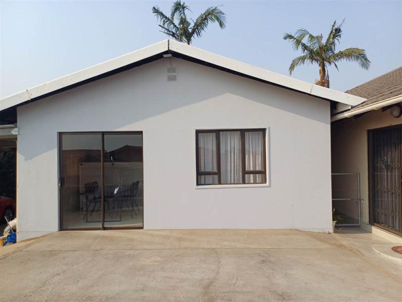 2 Bedroom Garden Cottage in Brindhaven-0