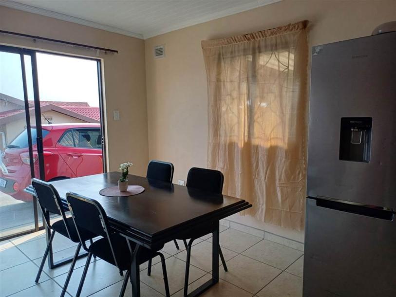 2 Bedroom Garden Cottage in Brindhaven-3