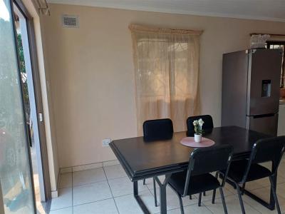 2 Bedroom Garden Cottage in Brindhaven-4