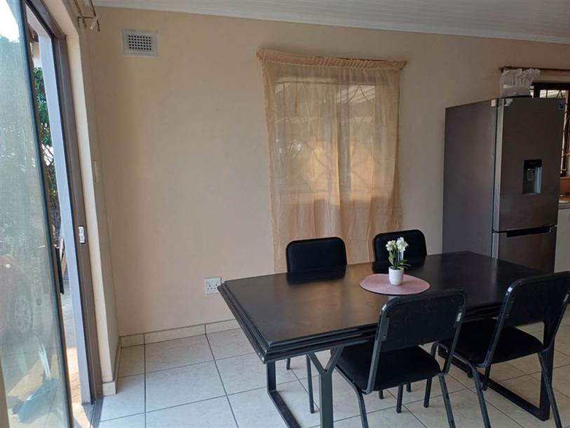 2 Bedroom Garden Cottage in Brindhaven-4