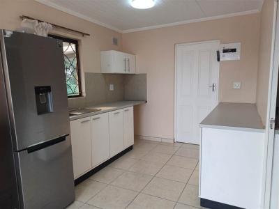 2 Bedroom Garden Cottage in Brindhaven-6