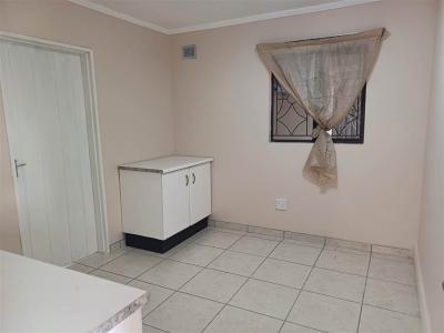 2 Bedroom Garden Cottage in Brindhaven-8