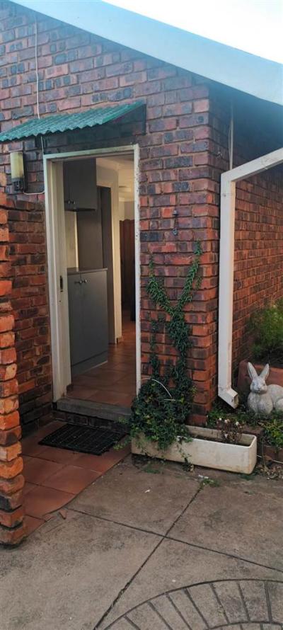 Bachelor apartment in Lyttelton Manor