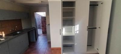 Bachelor apartment in Lyttelton Manor-2