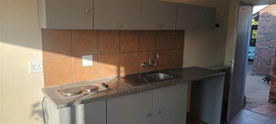 Bachelor apartment in Lyttelton Manor-3