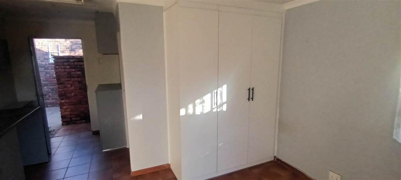 Bachelor apartment in Lyttelton Manor-4