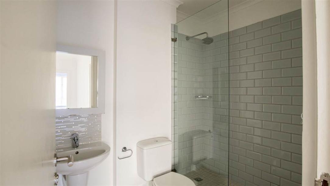 2 Bedroom Flat in Cape Town City Centre-13