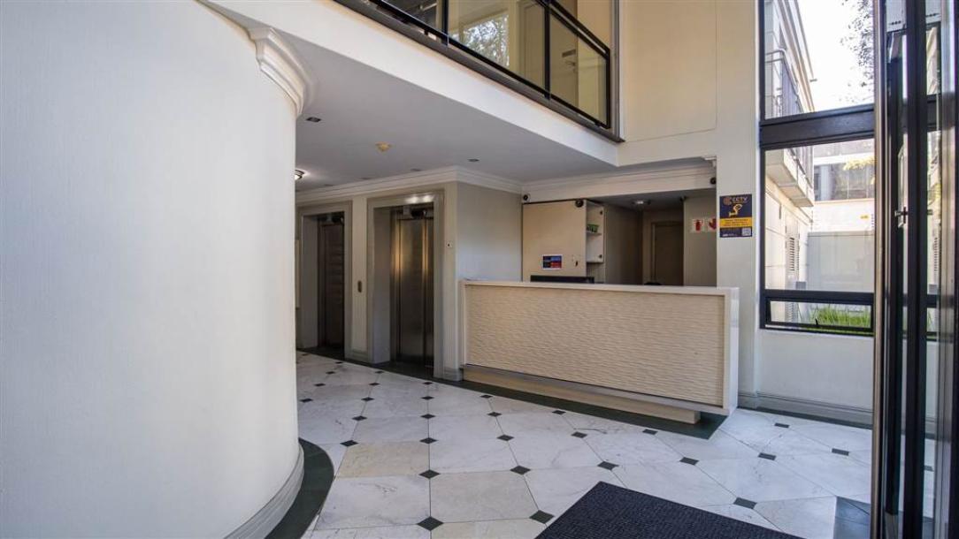 2 Bedroom Flat in Cape Town City Centre-3