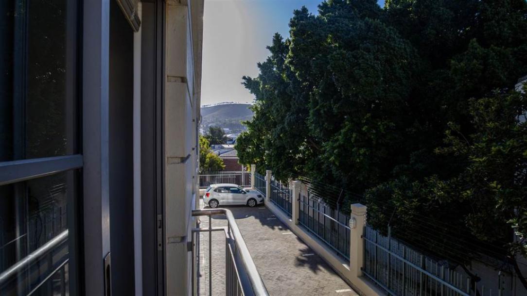 2 Bedroom Flat in Cape Town City Centre-4