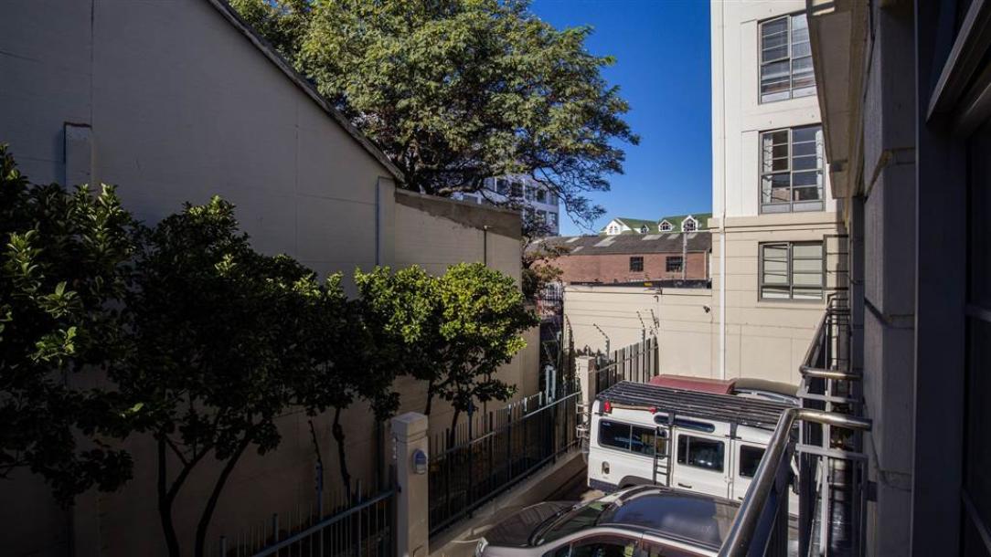 2 Bedroom Flat in Cape Town City Centre-5