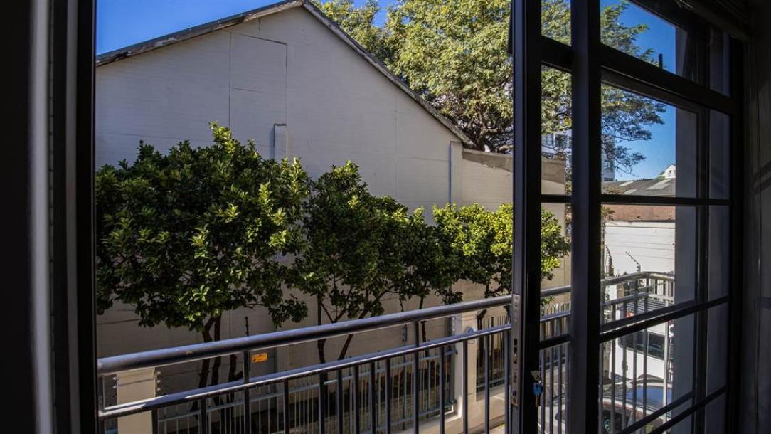 2 Bedroom Flat in Cape Town City Centre-6