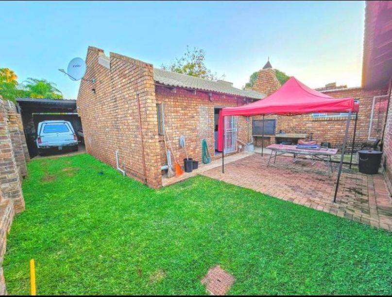 2 Bedroom House in Doornpoort and surrounds-1