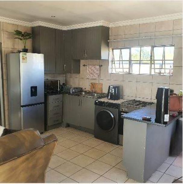 1 Bedroom Townhouse in Doornpoort and surrounds-0