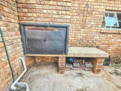 2 Bedroom House in Doornpoort and surrounds-12