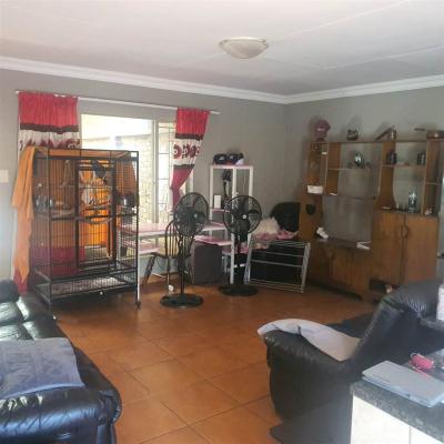 2 Bedroom House in Doornpoort and surrounds-4
