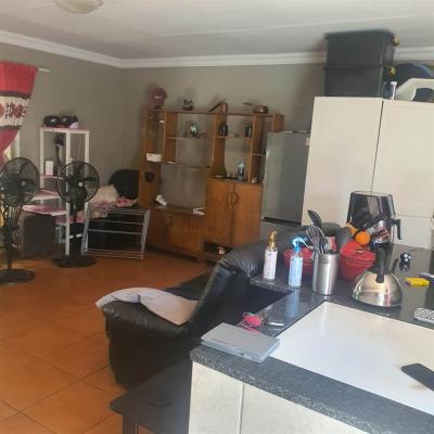 2 Bedroom House in Doornpoort and surrounds-5