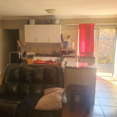 2 Bedroom House in Doornpoort and surrounds-6