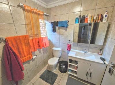 2 Bedroom House in Doornpoort and surrounds-7