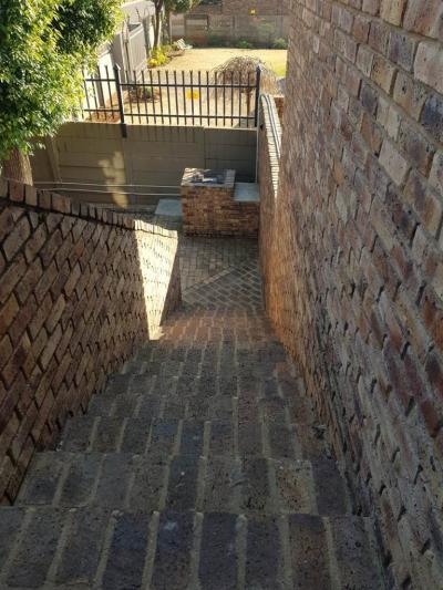 1 Bedroom Townhouse in Doornpoort and surrounds-6
