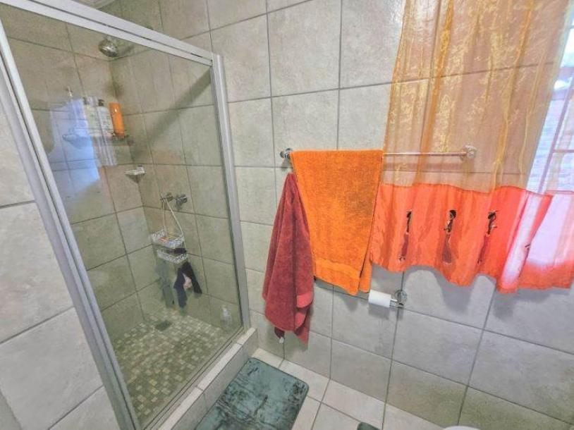 2 Bedroom House in Doornpoort and surrounds-8